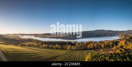 Il Lipno serbatoio è una diga e centrale idroelettrica costruita lungo il fiume Vltava nella Repubblica Ceca. Questa zona è montuoso e confini t Foto Stock