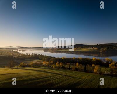 Il Lipno serbatoio è una diga e centrale idroelettrica costruita lungo il fiume Vltava nella Repubblica Ceca. Questa zona è montuoso e confini t Foto Stock