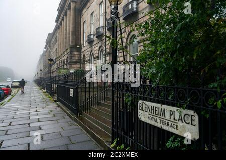 Vista lungo la strada esclusiva Royal Terrace durante il giorno delle piogge a Edimburgo, Scozia, Regno Unito Foto Stock