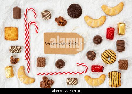 Una etichetta marrone con testo in tedesco significa Weihnachtsfeier festa di Natale. Natale Candy collezione con biscotti fatti in casa. Foto Stock