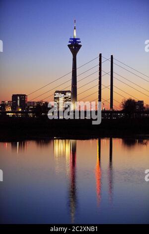Skyline, Torre sul Reno e ponte Rheinkniebruecke in luce rossa sera, Dusseldorf, Germania, Europa Foto Stock