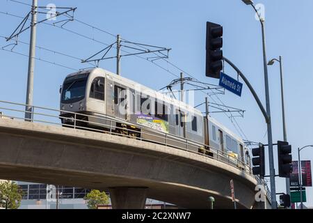 Los Angeles, California, USA - 11 giugno 2015: Il treno cittadino che corre nella zona centrale della città. Foto Stock