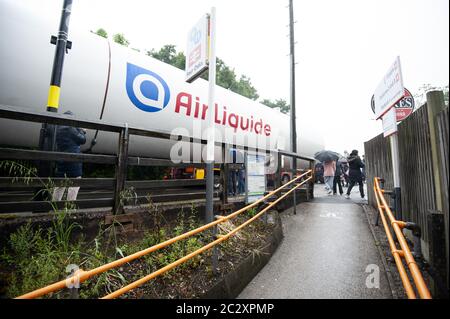 Un serbatoio di ossigeno ‘Air liquide’ vuoto e colossale per uso medico trasportato su un autocarro di 50 m attraverso quattro querce, Sutton Coldfield. Foto Stock