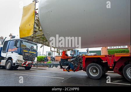 Un serbatoio di ossigeno ‘Air liquide’ vuoto e colossale per uso medico trasportato su un autocarro di 50 m attraverso quattro querce, Sutton Coldfield. Foto Stock