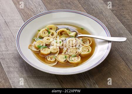 zuppa di brodo di manzo con frittella a fette Foto Stock