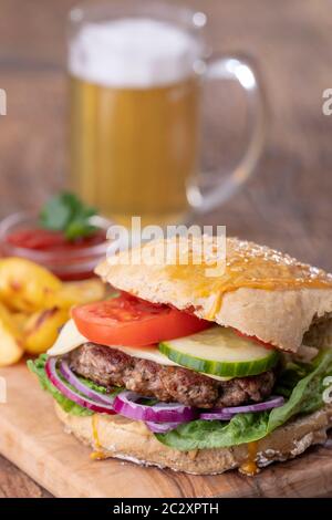 Home reso burger il legno scuro Foto Stock