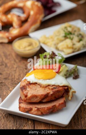 Primo piano di una leberkaese bavarese con uovo Foto Stock