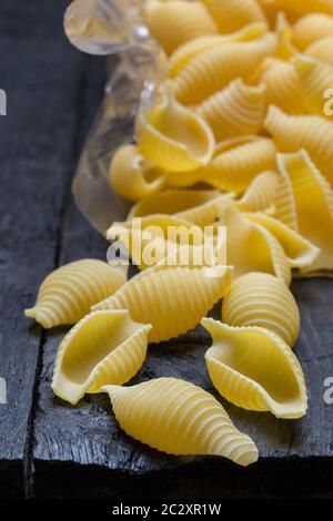 Conchiglione noodle on dark legno rustico. Foto Stock