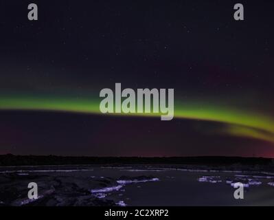 Una luce polare abbraccia la laguna blu in Islanda Foto Stock