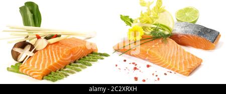 Varie bistecche di salmone - Filetto di pesce crudo con asparagi verdi, insalata e verdure isolate su sfondo bianco Foto Stock