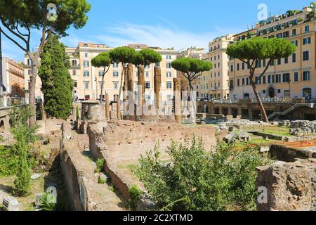 Roma, il sito archeologico di Largo di Torre Argentina con i resti di quattro romana repubblicana templi e i resti della Curia di Pompeo. Foto Stock