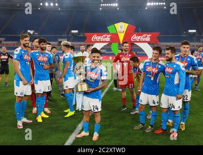 Stadio Olimpico, Roma, Italia. 17 Giugno 2020. Coppa Italia Final, Napoli contro Juventus; Lorenzo Insigne di Napoli festeggia con la coppa Credit: Action Plus Sports/Alamy Live News Foto Stock