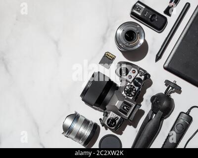 Fotocamera e accessori sul tavolo, spazio per la copia Foto Stock