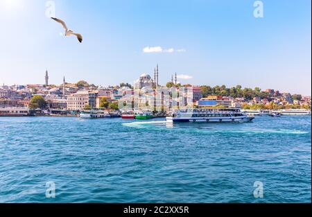 Il molo Eminonu, la Moschea di Suleymaniye e del Bosforo, Istanbul Visualizza. Foto Stock