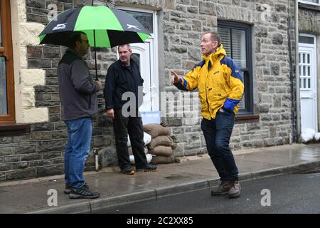 Rhondda, Galles 18 giugno 2020. Il deputato britannico Chris Bryant per la Rhondda incontra i residenti a Pentre, nel Galles del Sud, colpiti da inondazioni in flash dopo forti piogge nella zona. È la seconda volta che quest'anno i residenti sono stati colpiti dalle inondazioni, distruggendo le case e portando molti a trovare nuove sistemazioni. Credit : Robert Melen/Alamy Live News Foto Stock