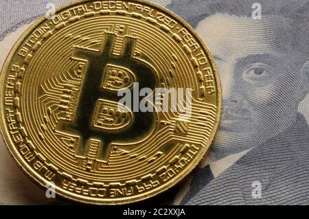 Banconota giapponese con il simbolo della moneta di bit Foto Stock