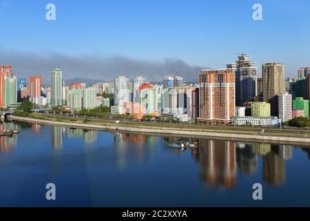 Pyongyang, DPR Corea del Nord e Taedong River nella nebbia mattutina. Vista sul moderno complesso residenziale sulla strada Othat Kangan dal Yanggakd Foto Stock