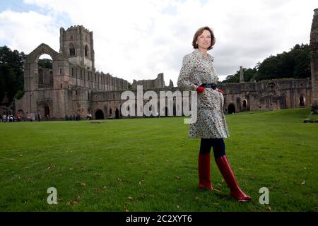 Lo spettacolo di antiquariato Roadshow presso Fountains Abbey e Studley Royal Park. Presentatrice Fiona Bruce. Foto Stock