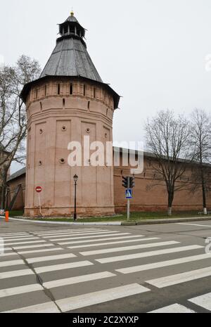 Torre e muro del Monastero di Sant'Eutimio a Suzdal, Russia. Foto Stock