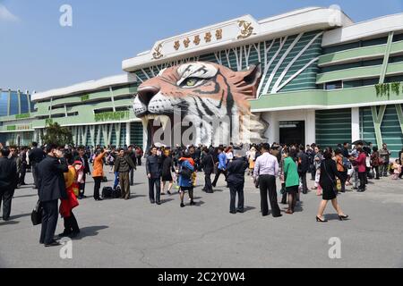 Pyongyang, Corea del Nord - 1 maggio 2019: Una folla di persone di fronte all'ingresso dello zoo centrale di Pyongyang. Tenendo oltre 650 specie di animali Foto Stock