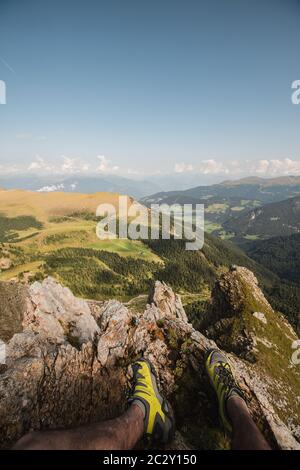 Famosa vista della montagna da Escursioni i sentieri Seceda nelle Dolomiti nel Nord Italia durante l'ora d'oro del tramonto Foto Stock