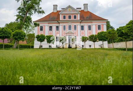 12 giugno 2020, Brandeburgo, Groß Rietz: Il castello Groß di Rietz. La Brandenburgische Schlösser GmbH aveva preso il controllo della proprietà con la sua façade rosa e bianca dal comune a metà degli anni '90 per salvarla da ulteriore decadimento. Oltre cinque milioni di euro sono stati investiti nel restauro in conformità con l'ordine di conservazione. Allo stesso tempo, è stato richiesto un nuovo utente per i 1,100 metri quadrati. Foto: Patrick Pleul/dpa-Zentralbild/ZB Foto Stock