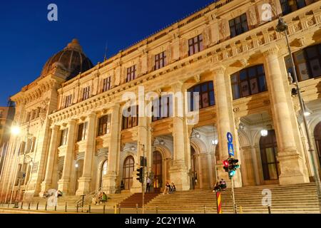 Museo Nazionale di Storia Rumena a Bucarest, Romania, importante punto di riferimento in un vecchio edificio attivo dal 1899 in via Victoriei. Foto Stock