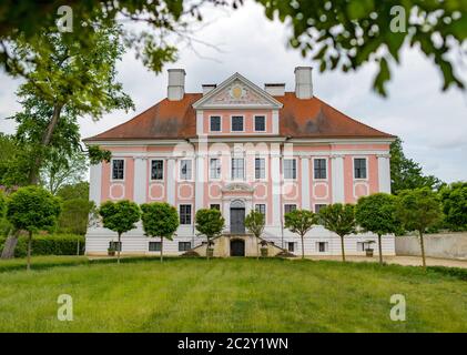 12 giugno 2020, Brandeburgo, Groß Rietz: Il castello Groß di Rietz. La Brandenburgische Schlösser GmbH aveva preso il controllo della proprietà con la sua façade rosa e bianca dal comune a metà degli anni '90 per salvarla da ulteriore decadimento. Oltre cinque milioni di euro sono stati investiti nel restauro in conformità con l'ordine di conservazione. Allo stesso tempo, è stato richiesto un nuovo utente per i 1,100 metri quadrati. Foto: Patrick Pleul/dpa-Zentralbild/ZB Foto Stock