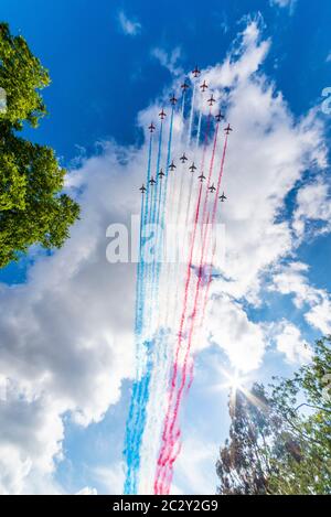 Westminster, Londra, Regno Unito. 18 Giu 2020. Le frecce rosse della Royal Air Force e le squadre di esposizione della francese Air Force Patrouille de France hanno effettuato un sorvolo su Londra per onorare l'ottantesimo anniversario del discorso "Appel" di Charles de Gaulle, considerato l'origine della resistenza francese all'occupazione tedesca Durante la seconda guerra mondiale Le squadre passarono su Buckingham Palace, St. James's Park e Horse Guards Parade Foto Stock