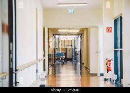 Ottobre 2018. Germania Helios Klinikum Krefeld. Interno ospedale interno. Ampi corridoi deserti della stazione, piano di ho nuovo Foto Stock