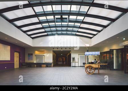 Ottobre 2018. Germania Helios Klinikum Krefeld. Interno ospedale interno. Ampi corridoi deserti della stazione, piano di ho nuovo Foto Stock