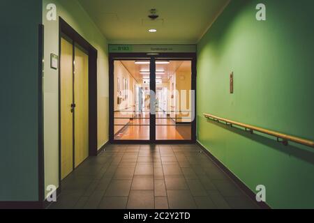 Ottobre 2018. Germania Helios Klinikum Krefeld. Interno ospedale interno. Ampi corridoi deserti della stazione, piano di ho nuovo Foto Stock