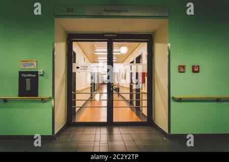 Ottobre 2018. Germania Helios Klinikum Krefeld. Interno ospedale interno. Ampi corridoi deserti della stazione, piano di ho nuovo Foto Stock