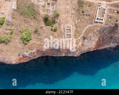 Vista aerea di vecchi edifici di scavi archeologici sul Capo Kaliakra vicino al mare Foto Stock