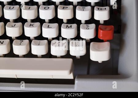 Macchina da scrivere classica, Olivetti modello 'Letter35' progettata nel 1972, ripresa ravvicinata sulla tastiera meccanica e tasto Maiusc. Foto Stock