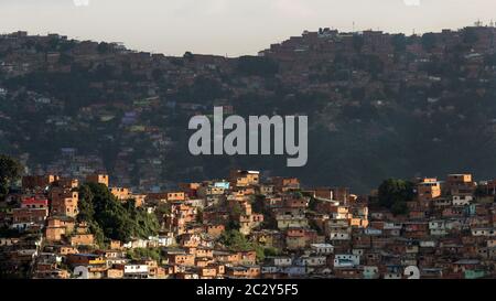 Vista di un quartiere popolare nella zona di San Agustin di Caracas, Venezuela Foto Stock
