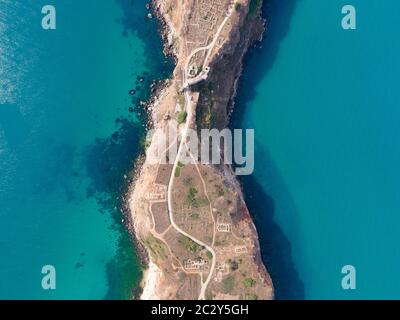 Vista aerea Simetric di Capo Kaliakra con acque turchesi su entrambi i lati Foto Stock