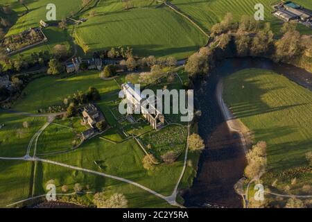 Bolton Abbey in Wharfedale, North Yorkshire, Inghilterra, prende il nome dalle rovine del XII secolo il monastero agostiniano ora noto come Bolton Prio Foto Stock