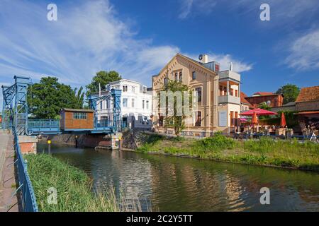 Tradizionale ponte elevatore sul fiume Elde a Plau am See, città nel quartiere Ludwigslust-Parchim, Meclemburgo-Pomerania occidentale, Germania Foto Stock