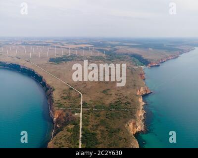 Vista aerea della cima del capo Kaliakra con turbine eoliche sullo sfondo e acqua su entrambi i lati Foto Stock