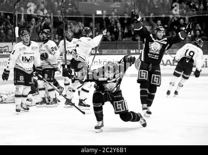 Linkoping, Svezia 20150321 quarti di finale 5 in SHL tra Linköping HC (LHC) - HV71 nell'arena di Saab. Foto: Jakub Vrana ha segnato. Foto Gippe Gustafsson Foto Stock