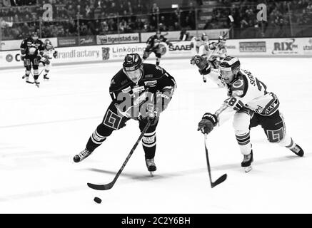 Linköping, Svezia 20160123 SHL partita tra Linköping HC (LHC) -Frölunda HC nell'arena di Saab. Foto: LHC n° 17 Henrik Törnqvist contro Frölundas n° 28 Johan Sundström. Foto Gippe Gustafsson Foto Stock