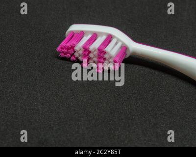 Due-tono di spazzolino da denti sullo sfondo Foto Stock