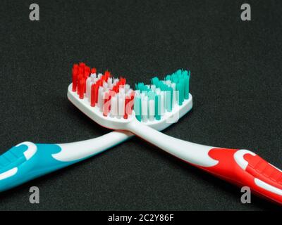 Due-tono di spazzolini da denti su sfondo scuro Foto Stock