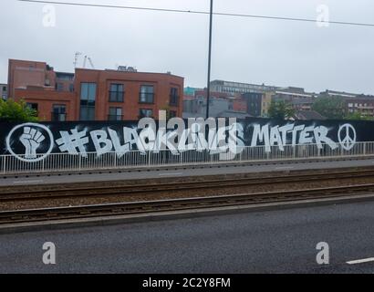 A Let US Breathe and Black Lives Matter murale su Penistone Road nel centro di Sheffield, South Yorkshire, Regno Unito Foto Stock