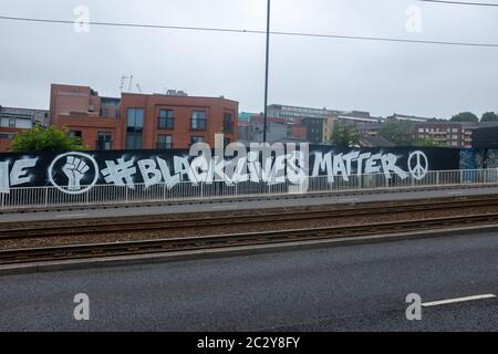 A Let US Breathe and Black Lives Matter murale su Penistone Road nel centro di Sheffield, South Yorkshire, Regno Unito Foto Stock