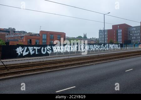 A Let US Breathe and Black Lives Matter murale su Penistone Road nel centro di Sheffield, South Yorkshire, Regno Unito Foto Stock