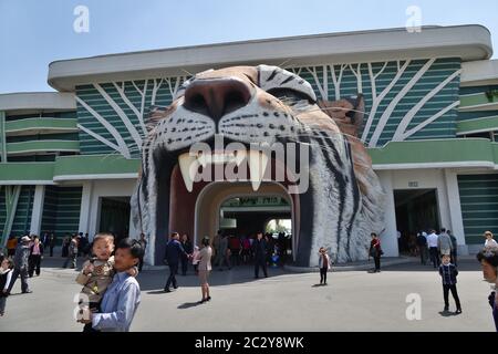 Pyongyang, Corea del Nord - 1 maggio 2019: Una folla di persone di fronte all'ingresso dello zoo centrale di Pyongyang. Tenendo oltre 650 specie di animali e. Foto Stock