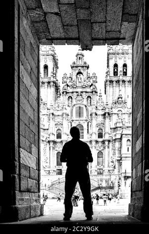 Silhouette di un uomo che si trova di fronte alla Cattedrale di Santiago de Compostela, Santiago de Compostela, Galizia, Spagna Foto Stock