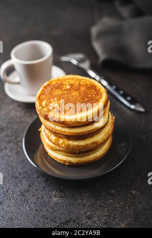 Dolci frittelle fatte in casa sul vecchio tavolo da cucina. Foto Stock
